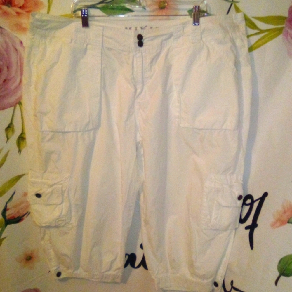Mix IT,  White Capri pants 24W💕🌼